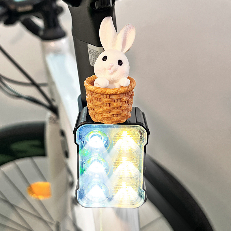 自転車ライトのヘッドライトの強い光の夜はテールライトに乗ります。|undefined