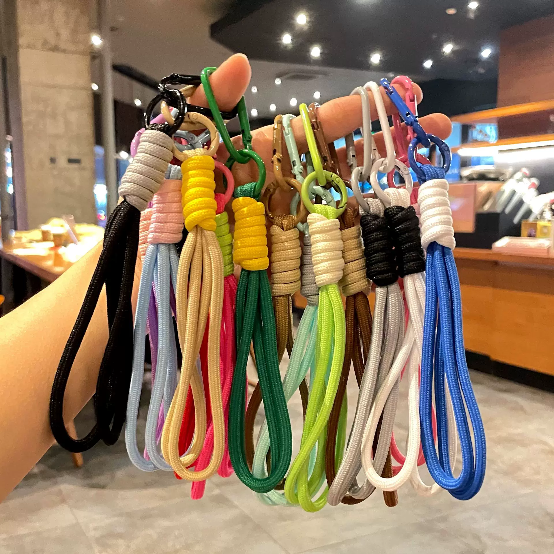 新款多巴胺撞色钥匙扣登山扣手机挂绳公仔挂件钥匙扣配件手工编织