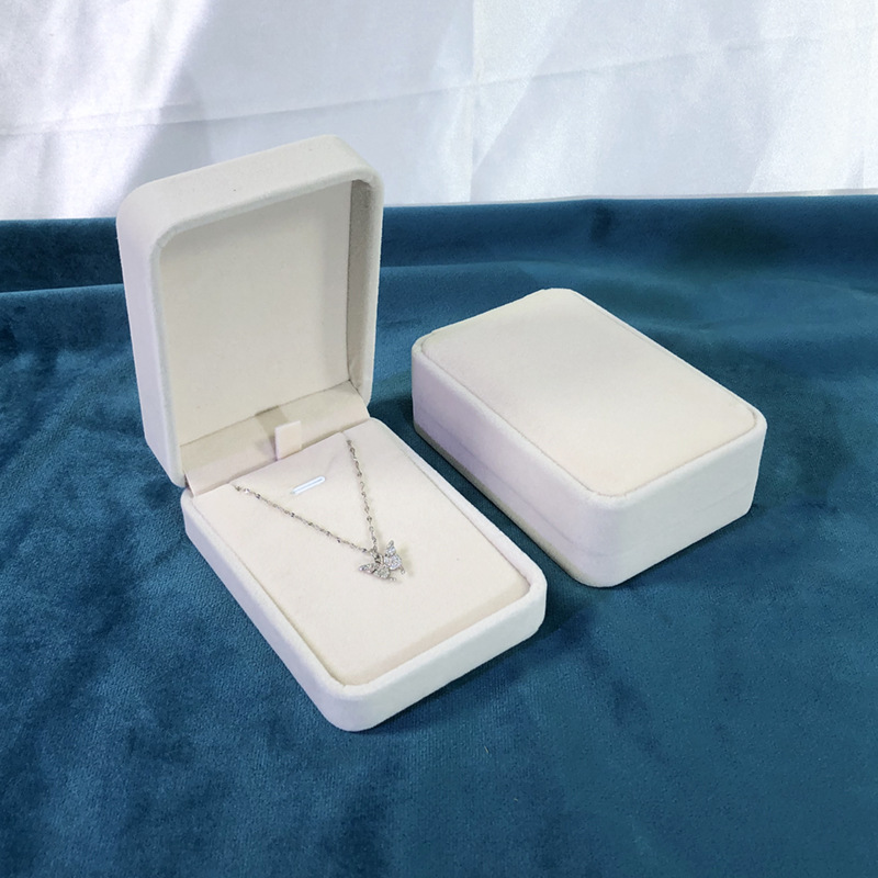 Off-white large pendant box; rounded velvet box