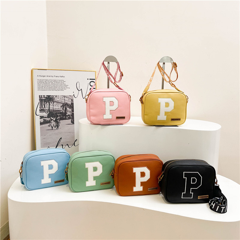 Bolsos transfronterizos 2024 nuevas tendencias de la moda europea y americana, letras pequeñas, bolsas cuadradas, costuras, bolsas de mensajero para mujer de todo fósforo