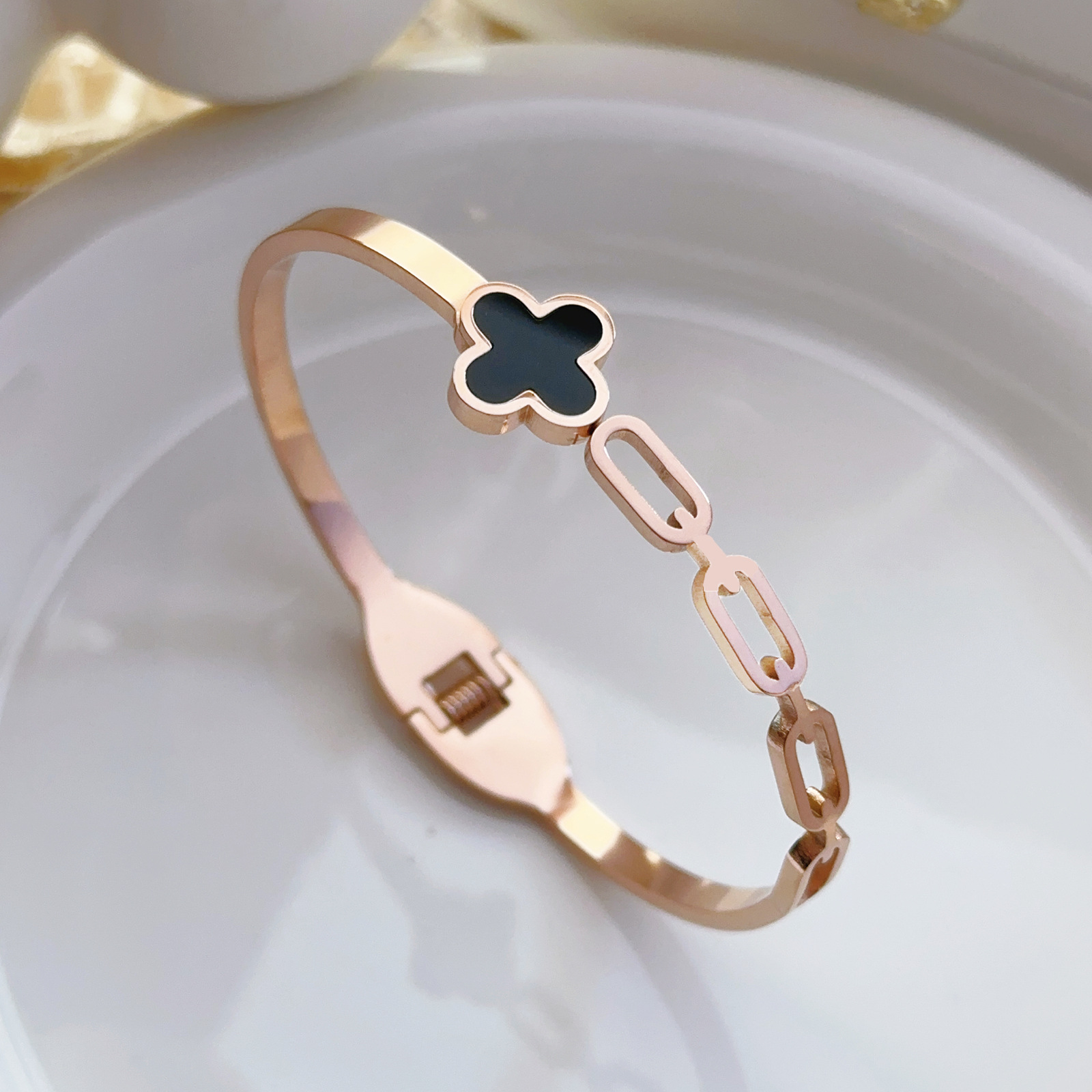 Pulsera de trébol de cuatro hojas estilo de moda caliente acero de titanio todo fósforo no se desvanece pulsera abierta acero inoxidable decoración transfronteriza de lujo ligero para damas
