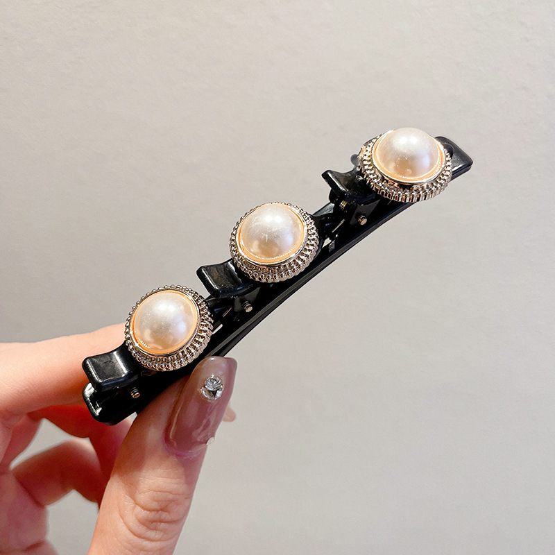 12 # Tres clips color carne perla.