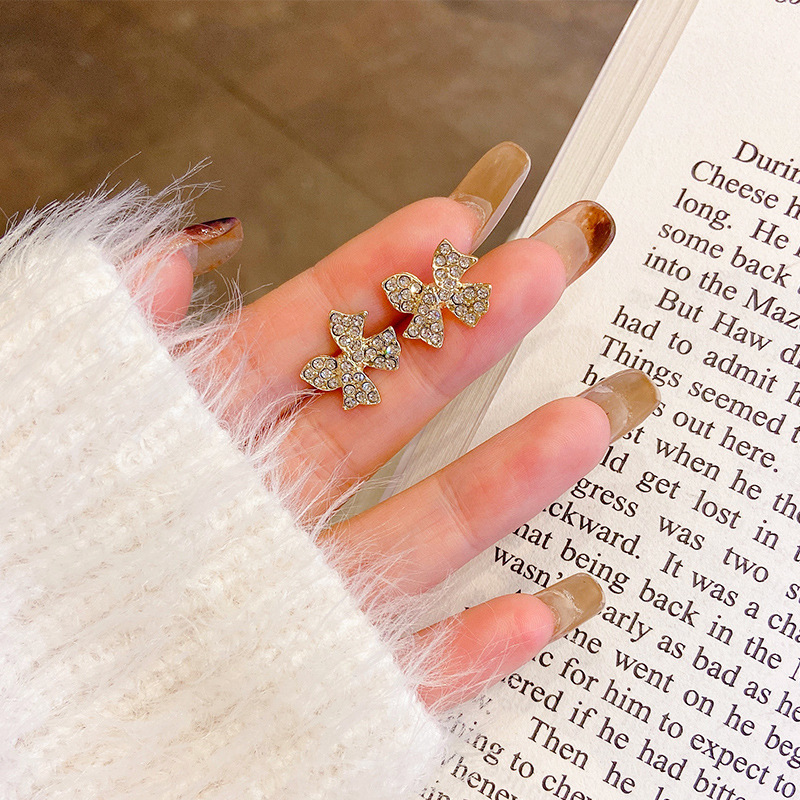 Pendientes transfronterizos, pendientes de metal de alta calidad, pendientes de 2025 nuevos pernos de moda, temperamento ligero y lujoso, pendientes de atmósfera