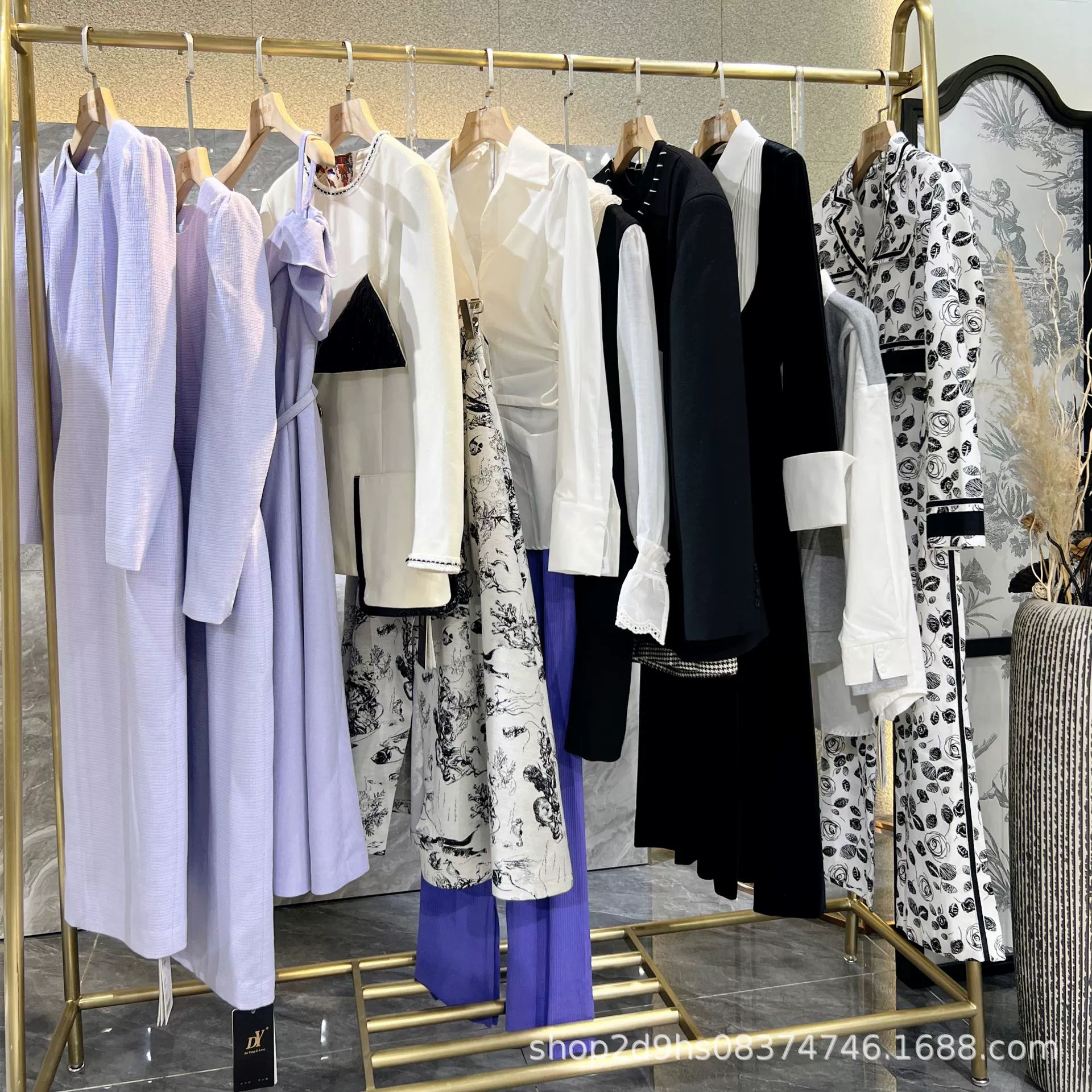 Распродажа платьев от элитных люксовых брендов: осенние модели для женщин, крупные скидки, прямая трансляция, горячие продажи, оптовые поставки, первые руки.