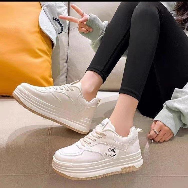 Zapatos de skate muffin de primavera de mujeres super caliente 2024 primavera nuevos zapatos blancos con suela gruesa aumentada ocio de alto valor de cara zapatos de skate de mujer