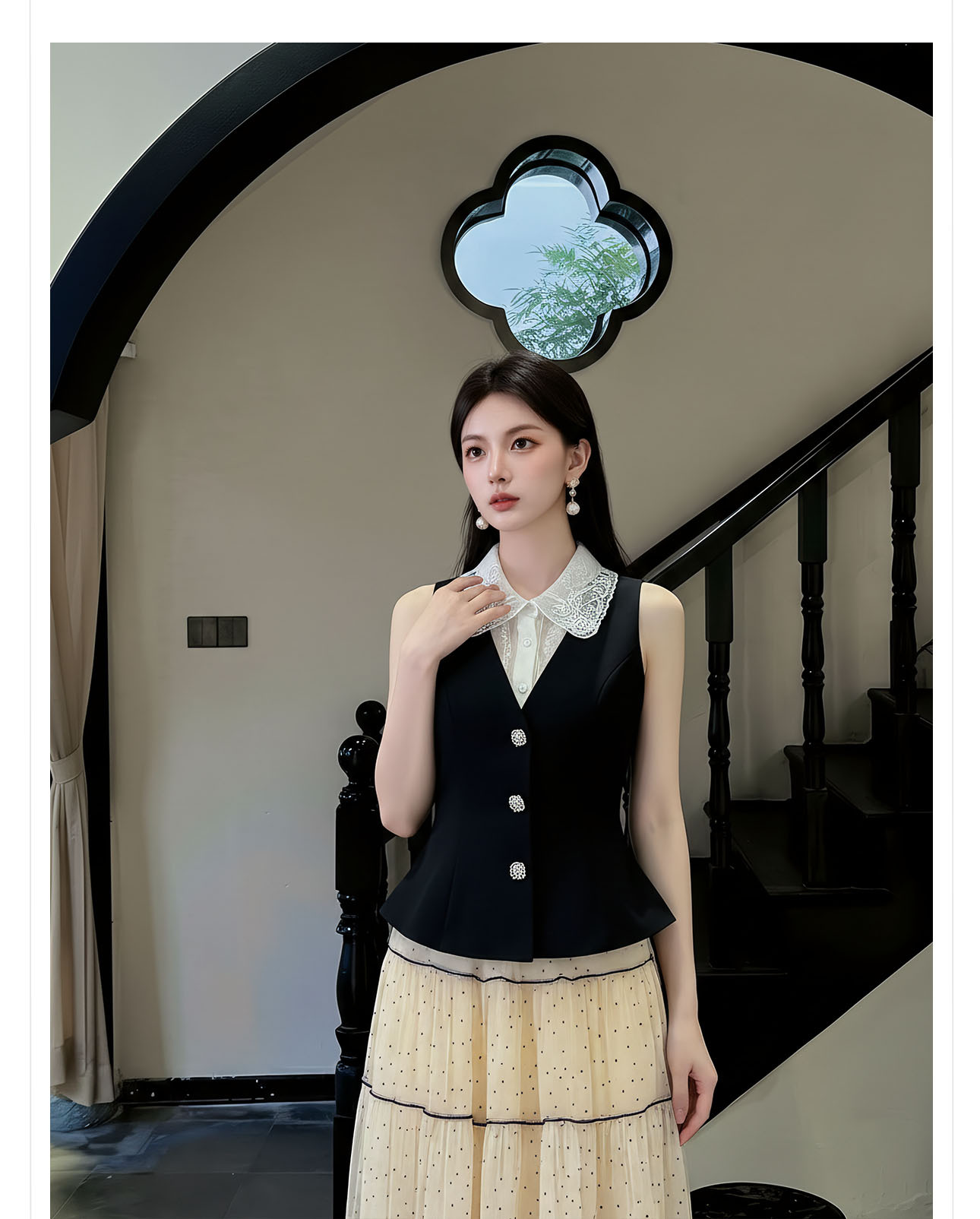 Bộ váy chấm bi gồm áo vest không tay và chân váy midi — Váy trắng nửa gạo, bộ đồ, Áo khoác đen chi tiết 8