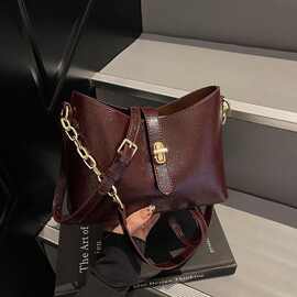 2026新款新品荔枝纹链条单肩包简约腋下包手提女包斜挎锁扣包麂皮