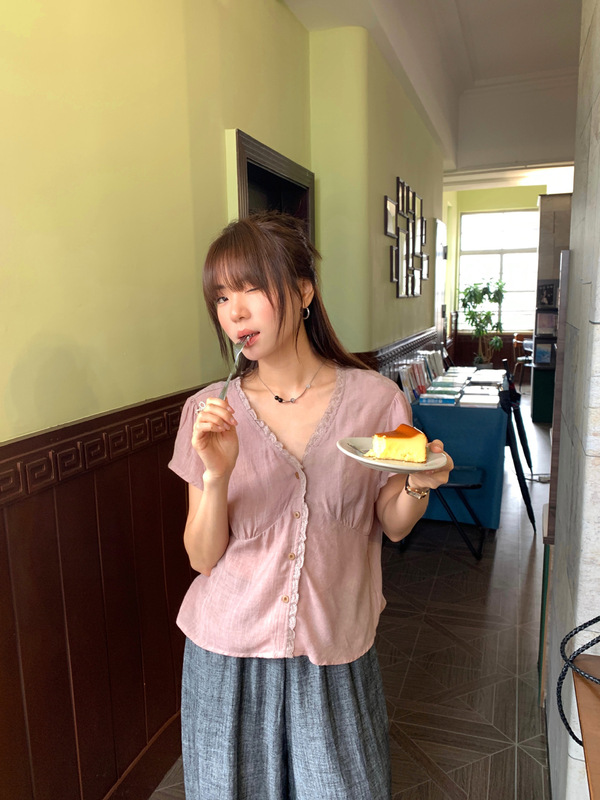 広州黄正韓国スタイル V ネックレースシャツ女性のための 2025 夏甘いスタイルルーズ痩身シャツ女性のための 142CH446|undefined