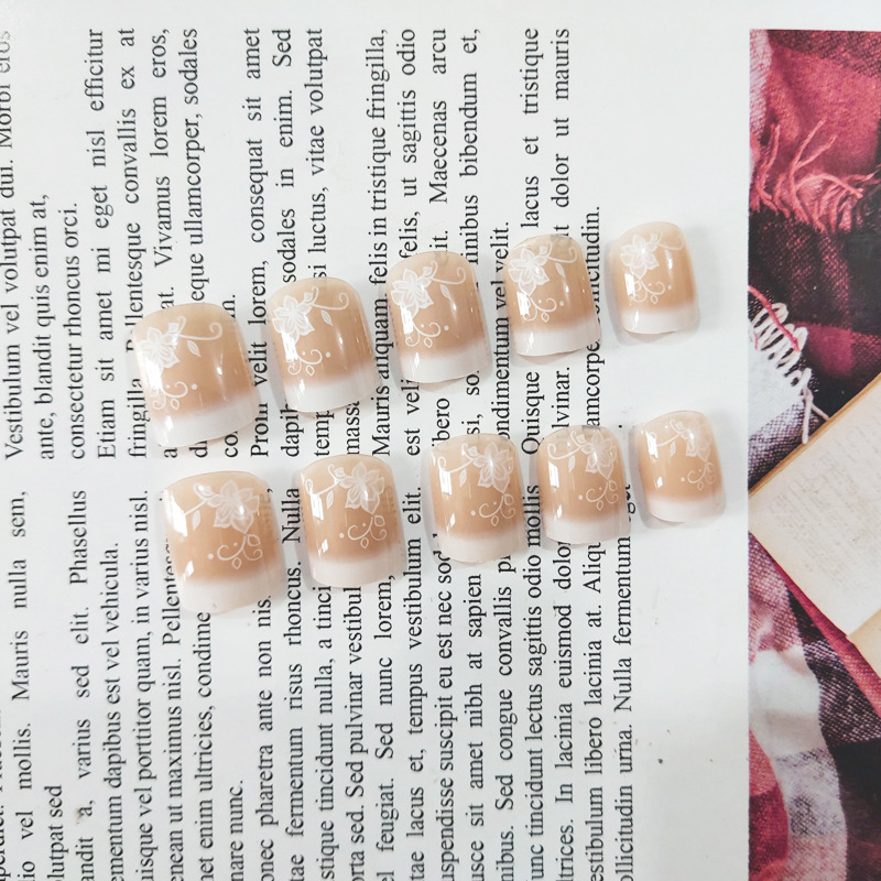 Elegante y delicada flor blanca manicure desnudo francés Uña corta 24 piezas empaquetadas parches de uñas falsas