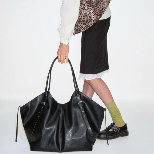 Niche designer Internet celebrity same style casual and versatile one-shoulder handheld tote bag soft leather women's bag 2024 new South Korea