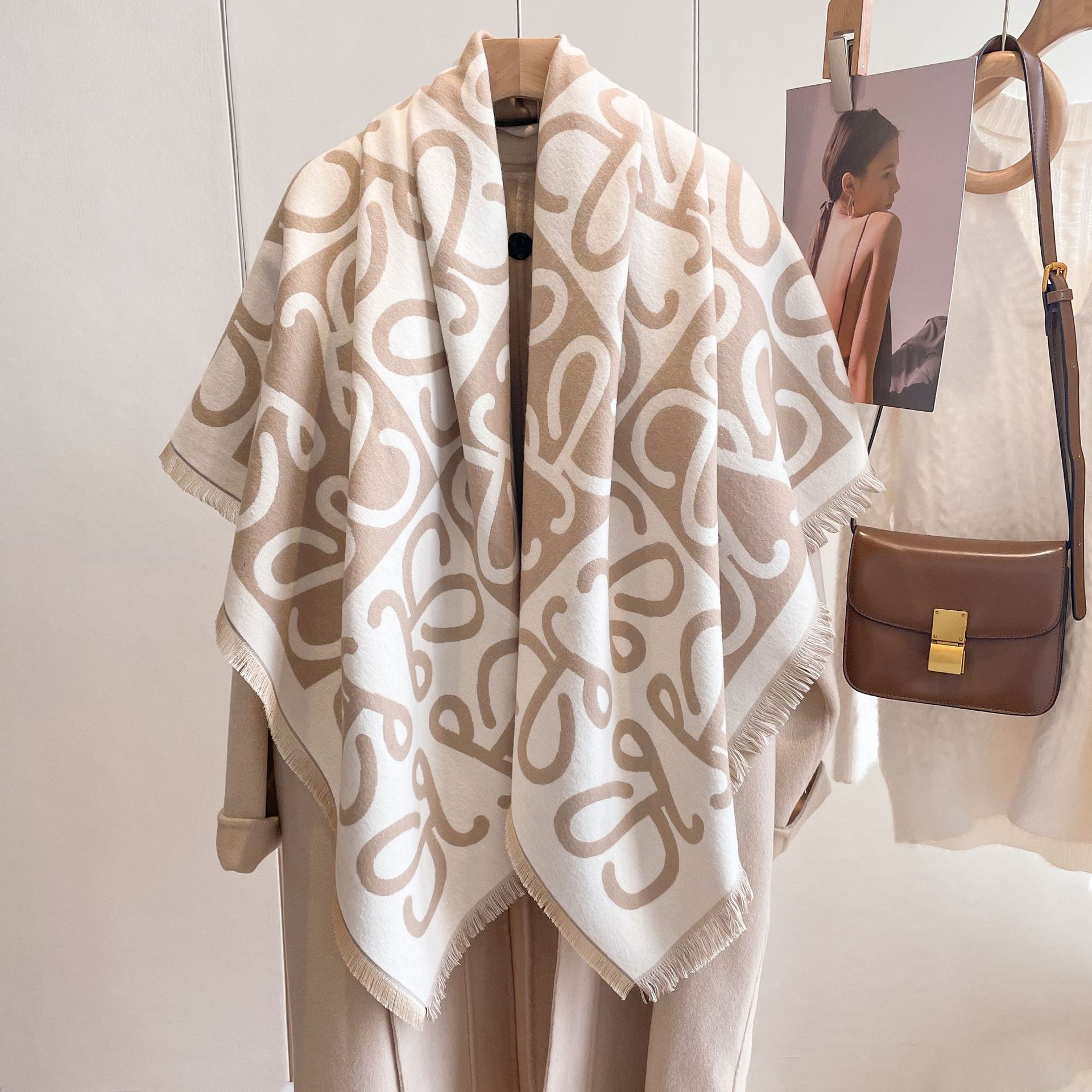 Otoño e Invierno nueva bufanda cuadrada estilo coreano letras geométricas Cachemira-como bufanda de moda elegante bufanda caliente chal ropa exterior para mujeres