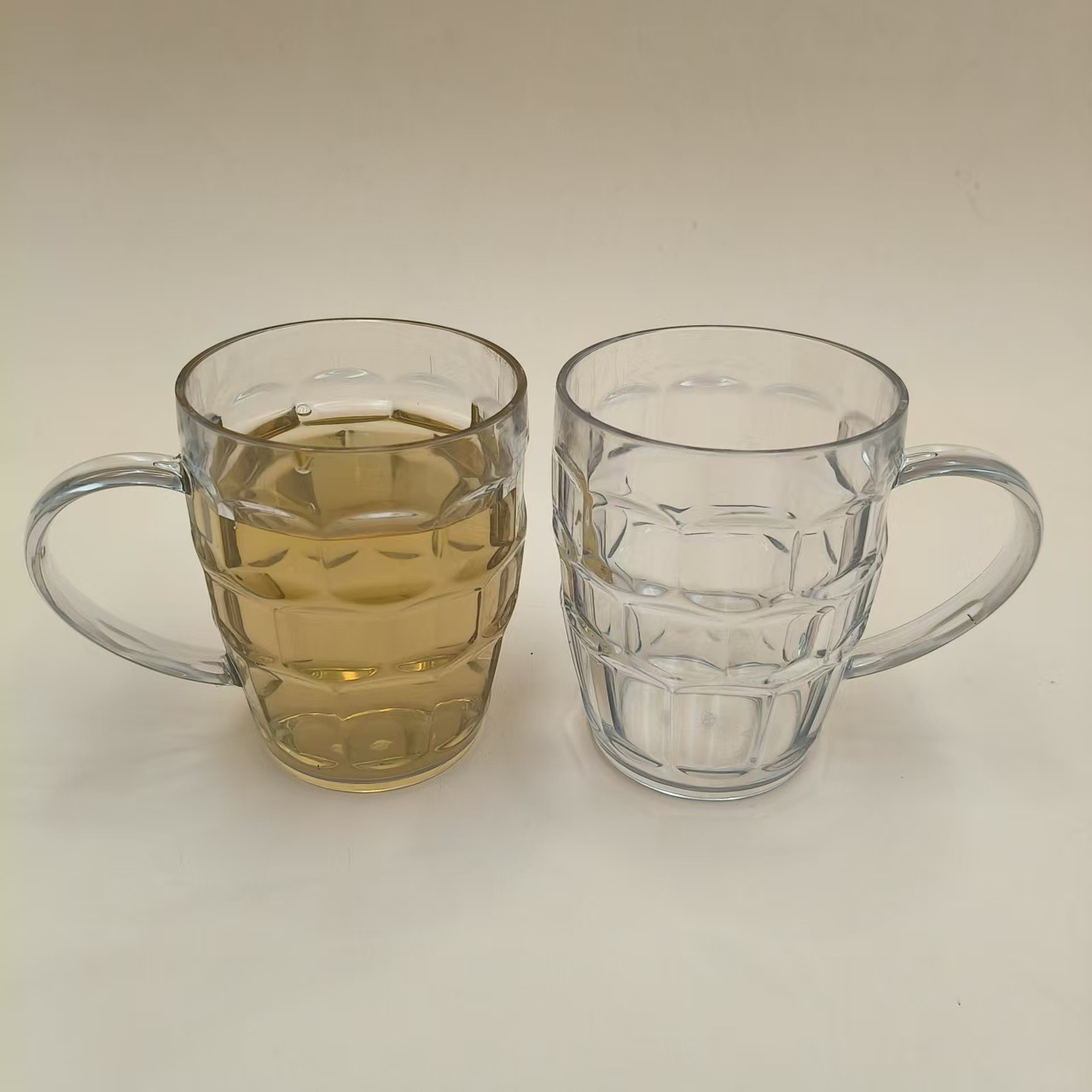 El fabricante lleva al por mayor una taza de cerveza transparente, una taza de plástico, una taza de piña creativa, una taza de té con leche, una taza de cerveza. image 3