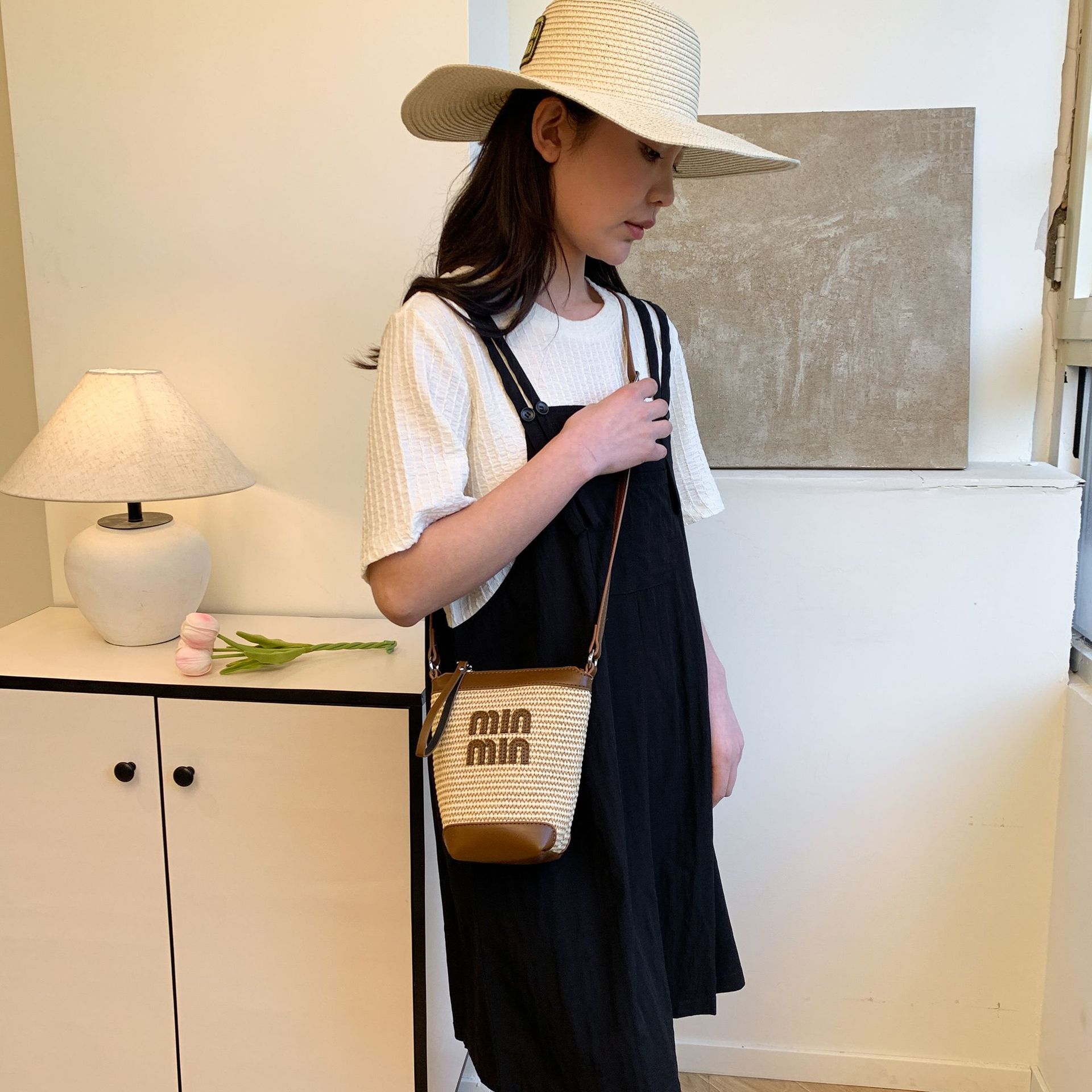 Bolso de teléfono móvil tejido de paja de color de contraste de moda para mujer 2025 nuevo bolso de cubo de primavera de moda bolso diagonal de un solo hombro para mujer