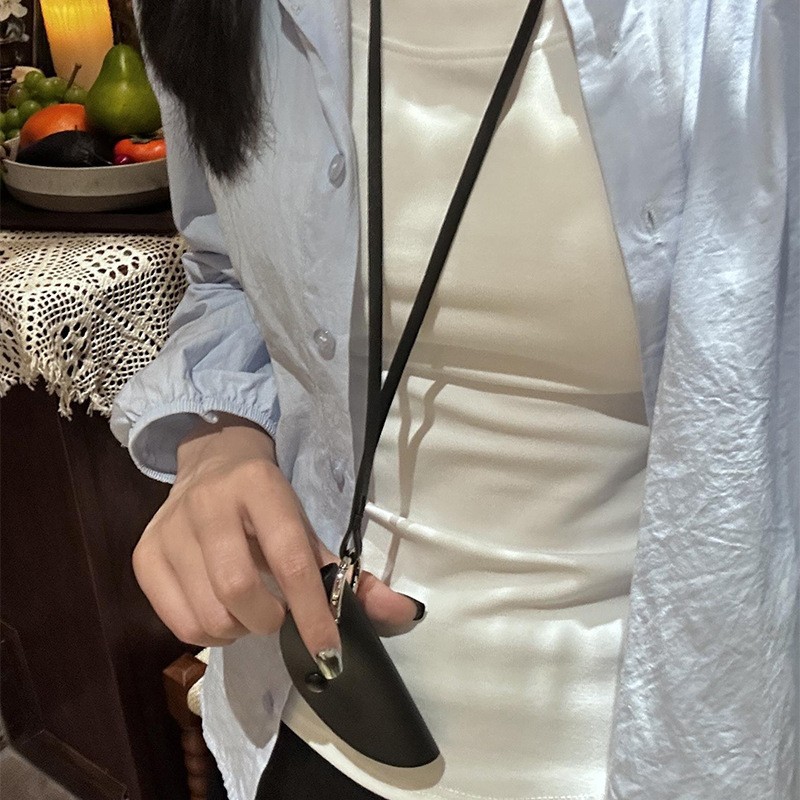 Minimalista para usar accesorios de moda de estilo cóncavo cuello halter mini bolso pequeño diseño exquisito mini bolso de media luna collar mujer