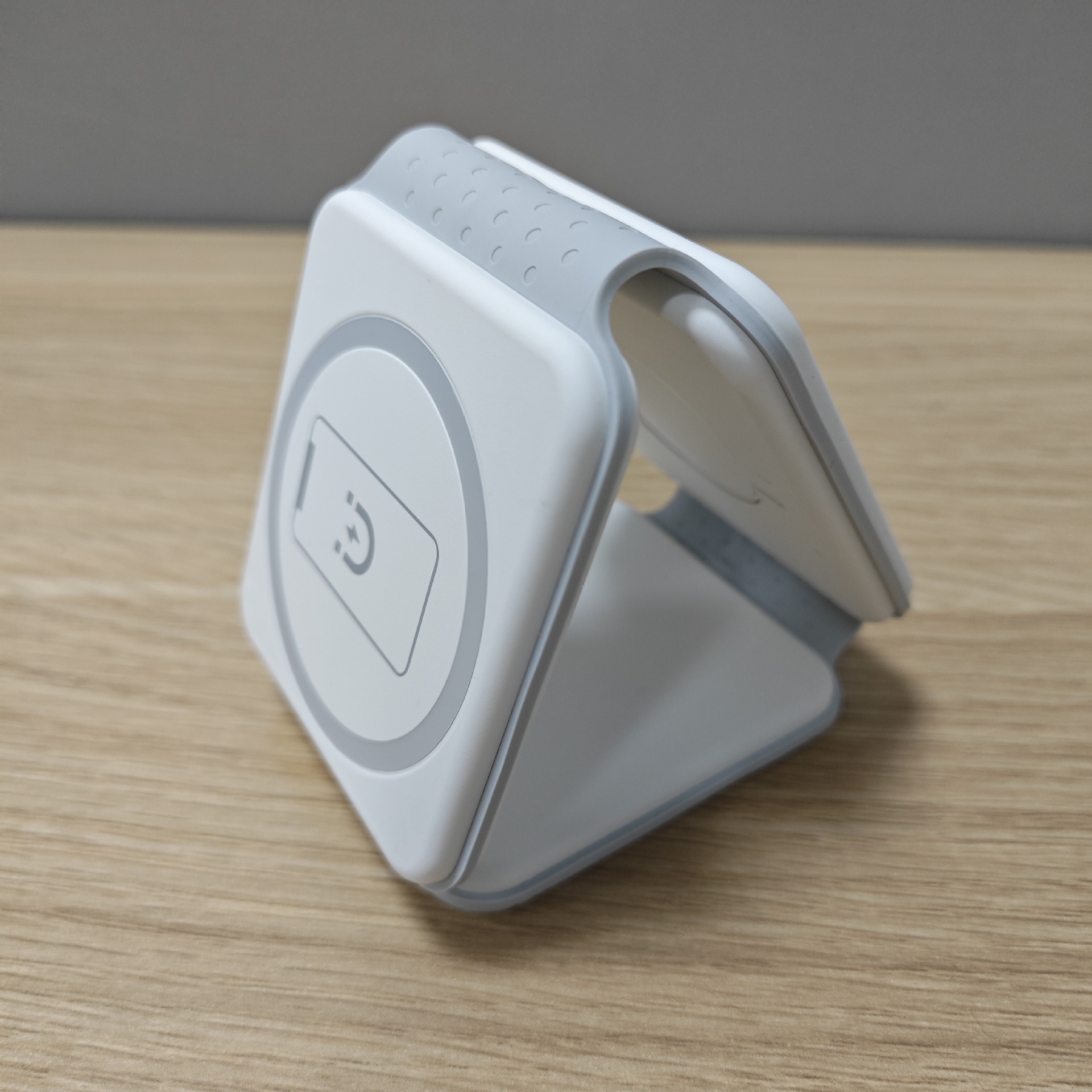 Cargador inalámbrico magnético tres en uno, soporte plegable para teléfono Magsafe, cable de datos, transfronterizo