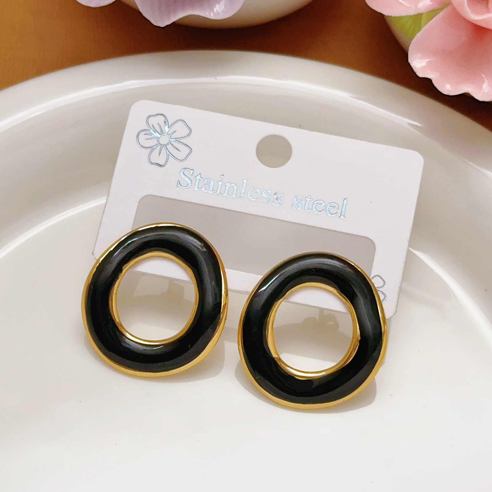 【E0222】Pendientes negros con diseño retorcido