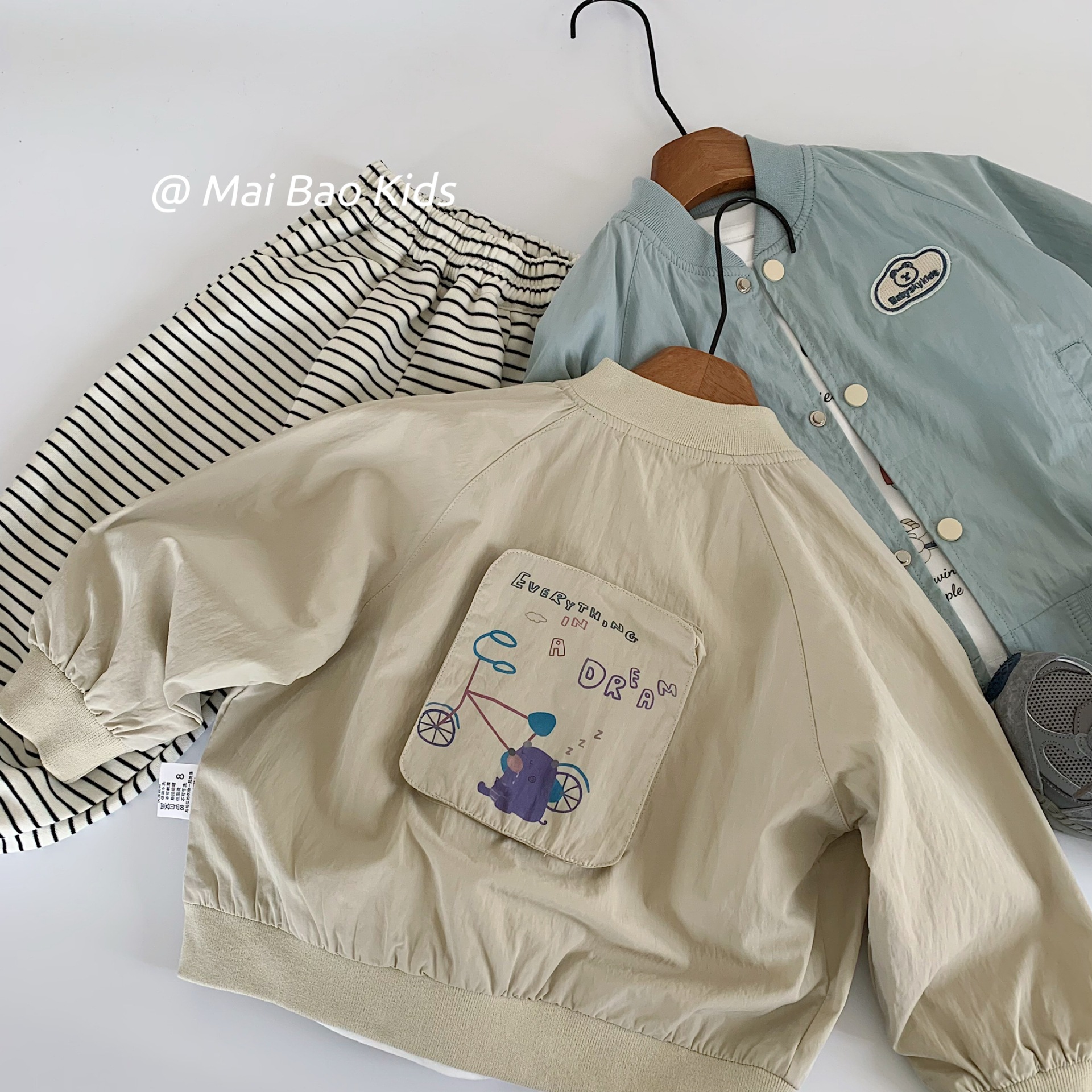 Mai Bao chaqueta infantil 2025 otoño nuevo chaqueta de dibujos animados para niños y niñas primavera y otoño vestido cardigans Huzhou tela interior