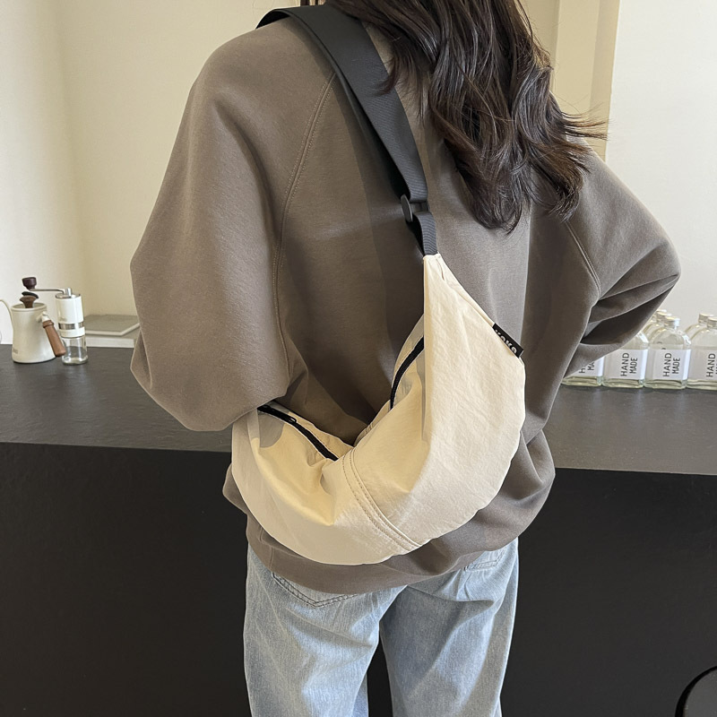 2025新款時尚純色工裝包斜挎包餃子包大學生大容量休閒單肩包背包