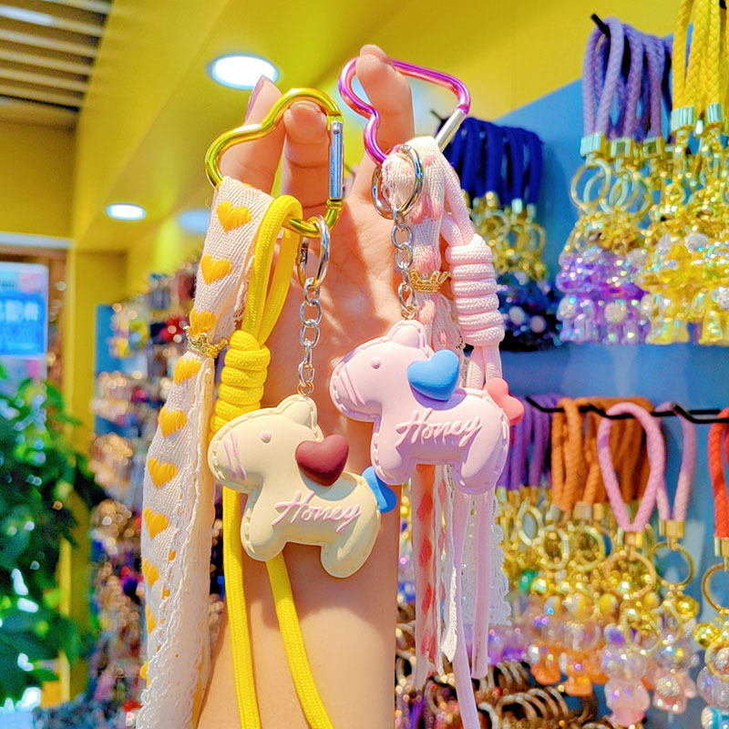 原创树脂马年钥匙扣爱心小马手机包包挂饰汽车钥匙链圈学生礼品