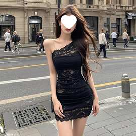 黑色斜肩蕾丝设计连衣裙女2026修身高冷气质千金束腰纯欲包臀短裙