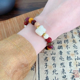 项链;耳环;手链