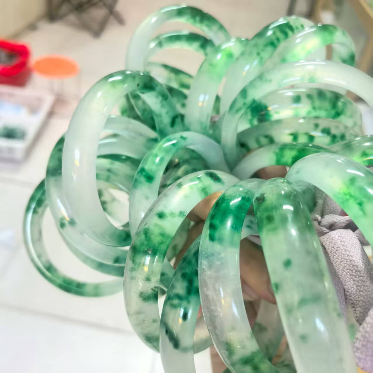 Vòng tay đá thạch anh ngọc băng hoa nổi, kích thước đường kính trong khoảng 54mm.