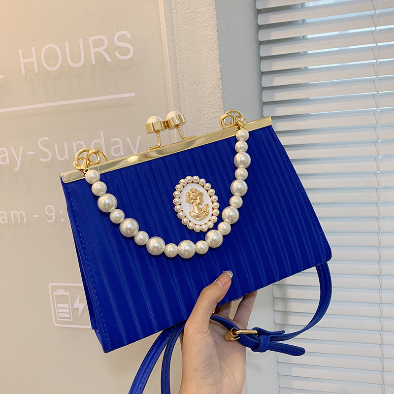 Elegante pochette da sera per donna con perle e stemma regale_voghion.com