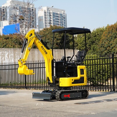 Небольшой экскаватор R319, оснащенный двигателем Kubota, многофункциональным молотком и небольшой крюковой землеройной машиной.