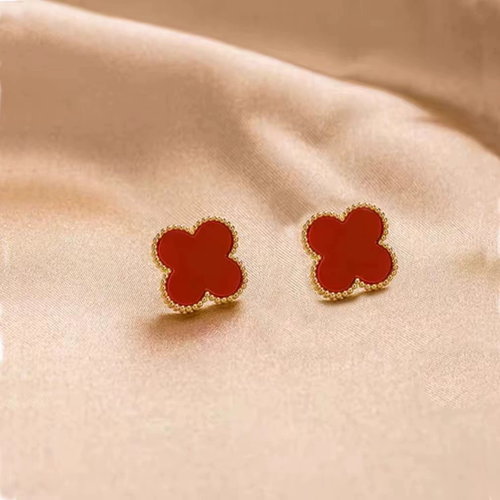 Серьги из золота 18 карат с инкрустацией натурального красного агата, четырехлистный клевер, многоцветные, модный популярный аксессуар, подарок
