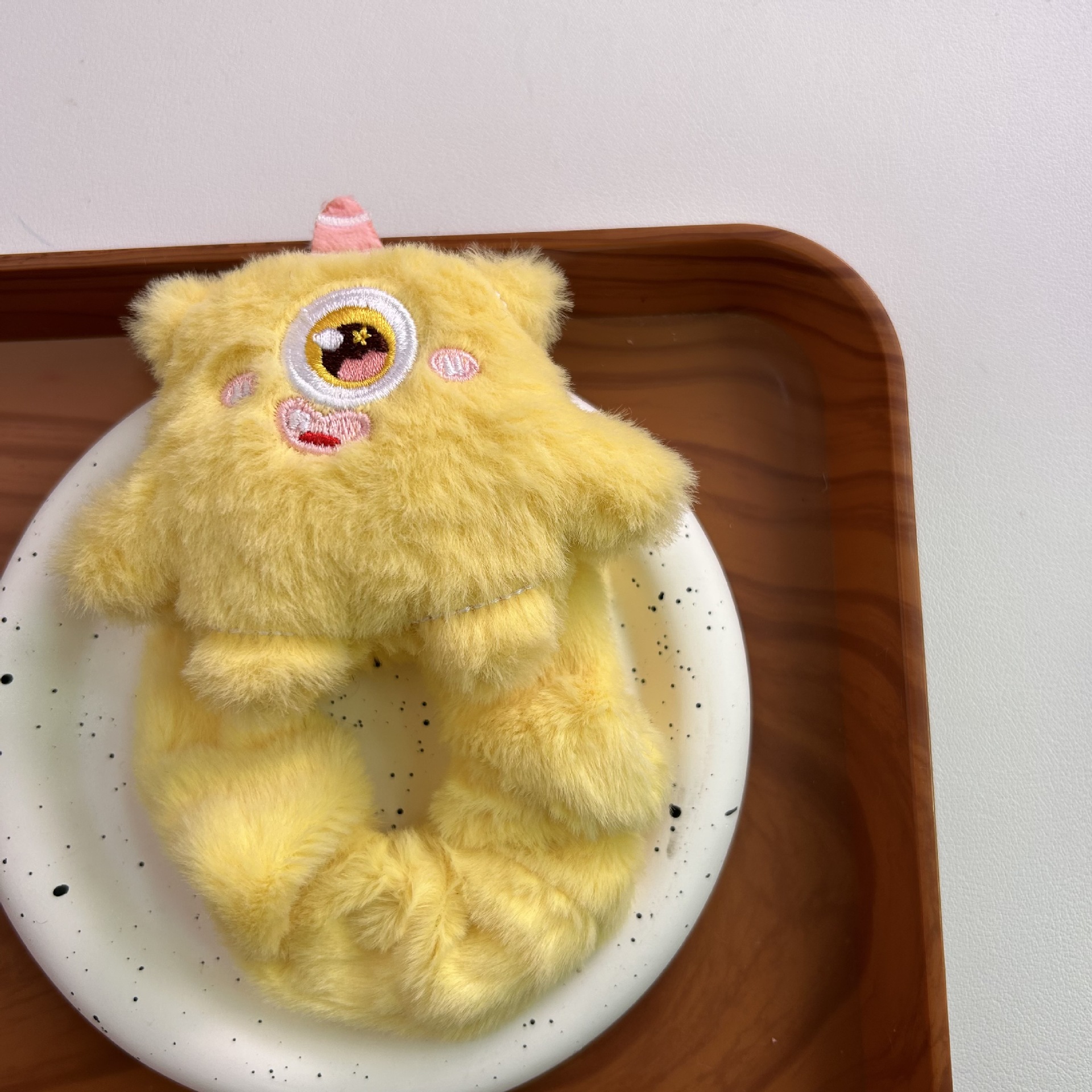 Cartoon Big Eyes peluche anillo de pelo pequeño monstruo tres ojos monstruo bolsas lindas de pelo largo monstruo intestino grueso anillo de pelo correa