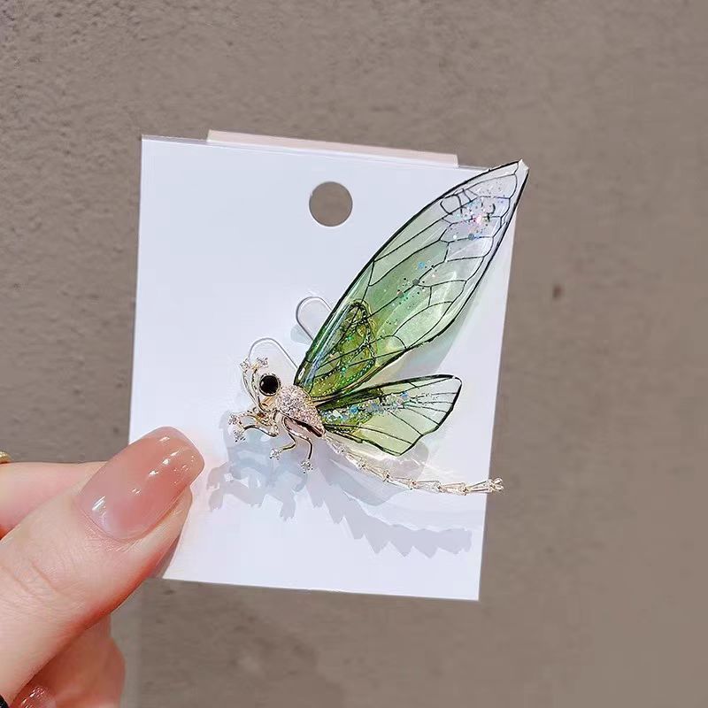 Dynamic Green Dragonfly Brooch for Women, Fashionable, Elegant and Versatile Brooch, High-End, Exquisite and Anti-Exposure Suit Corsage
