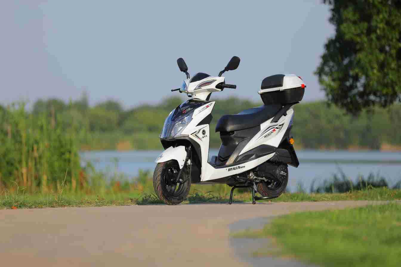 Brand New Domestic Fuel Scooter, High Power, Long Battery Life, Fuel-Saving Motorcycle, Adult Commuting and Long-Distance Running King