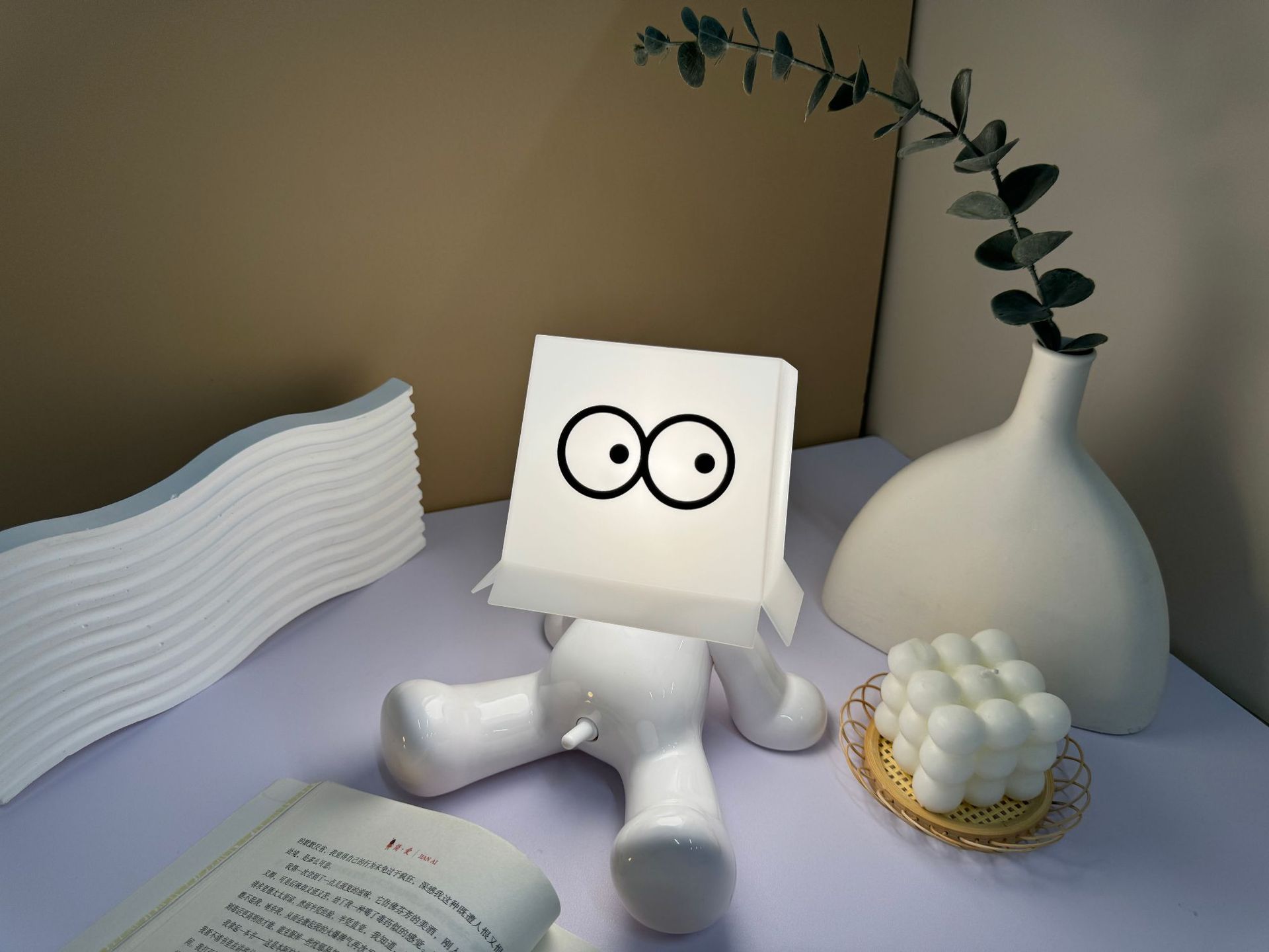 Sentado tímido niño lámpara de escritorio cara cuadrada tímida lámpara de noche regalo de carga creativa divertida lámpara de cabezal de cama divertida