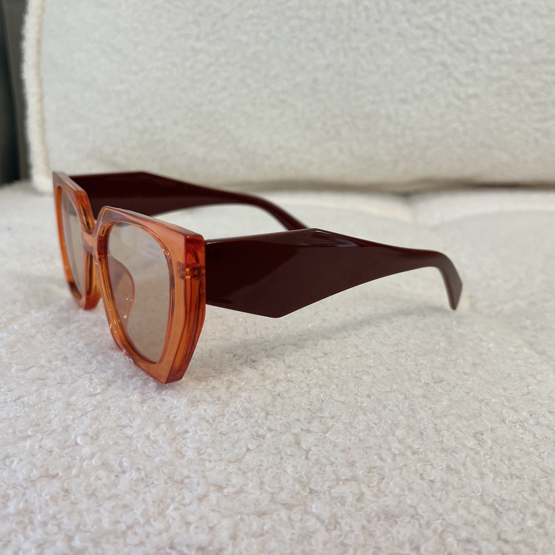 Color rojo anaranjado transparente a juego