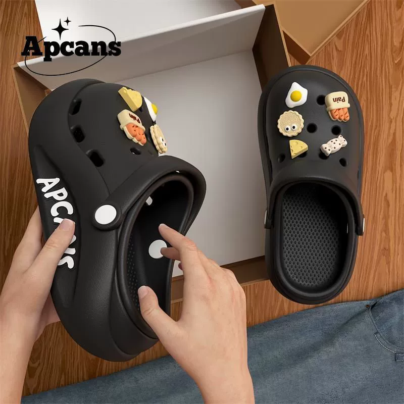 Новые стильные туфли Croc для женской летней верхней одежды, нескользящие пляжные сандалии на толстой подошве, милые сандалии с мультяшным носком.