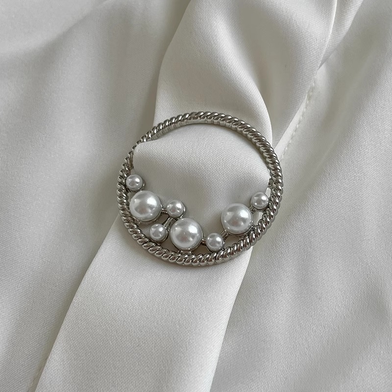 Hebilla anudada en las esquinas de la ropa mujer 2025 nuevo hebilla de toalla de seda botón de perlas de alta gama hebilla de hebilla de ropa de alta gama