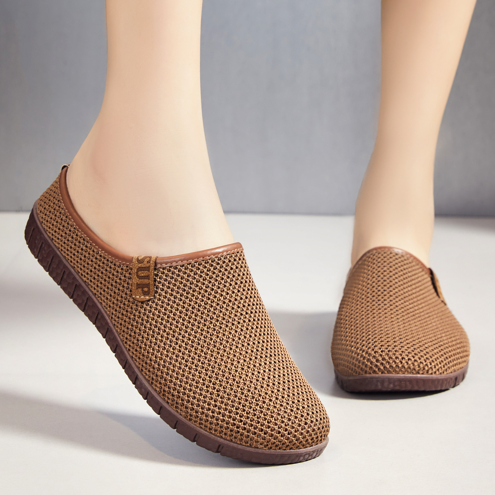 Zapatos de mujer, nuevo estilo de verano, sandalias transpirables de malla con punta cerrada, zapatos casuales cómodos de suela blanda para uso en exteriores, venta al por mayor.