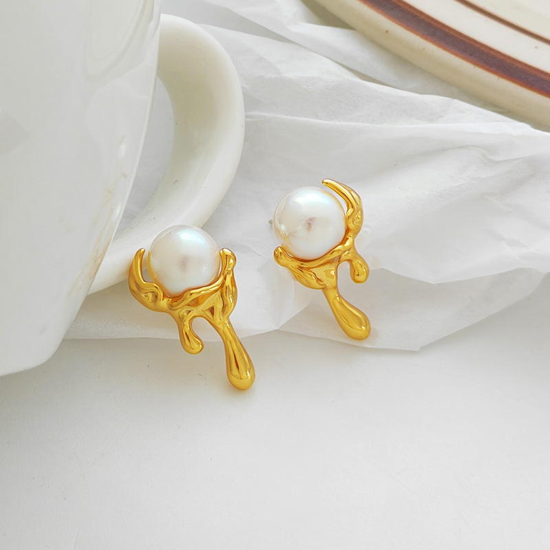 Simple Style Irregular Copper Plating Inlay Pearl Ear Studs 1 Pair