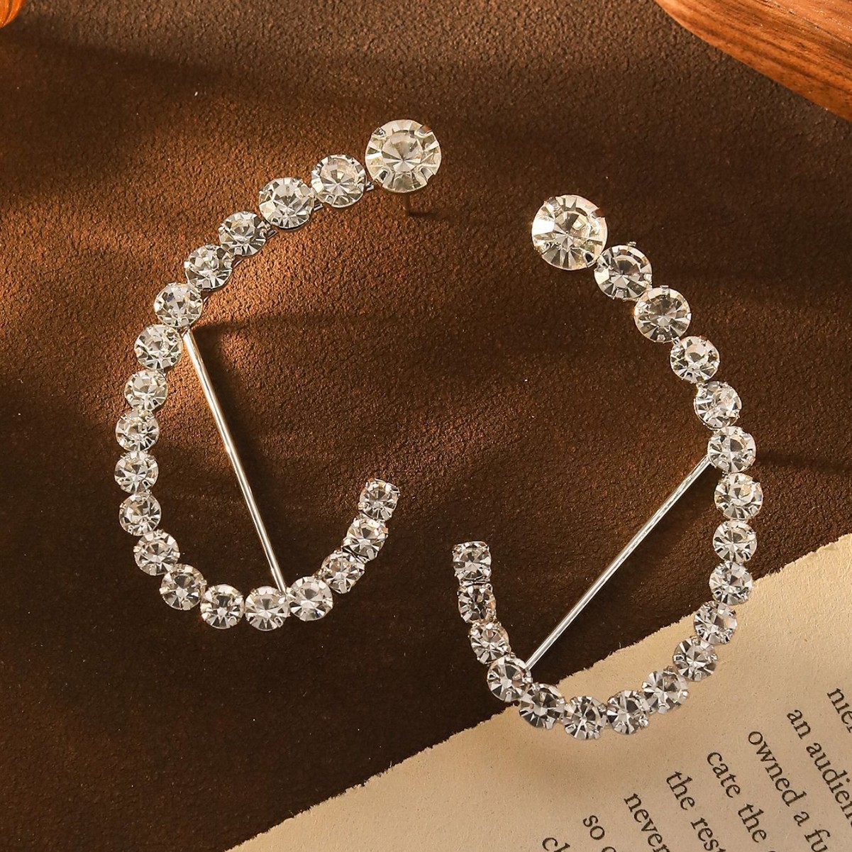 Orecchini pendenti geometrici con strass stile raffinato_voghion.com