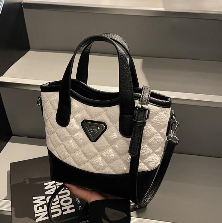 Bolso de mano de alta sensación lingue versátil para mujeres 2025, nuevo color extranjero, bolso de hombro, bolso de cubo de explosión
