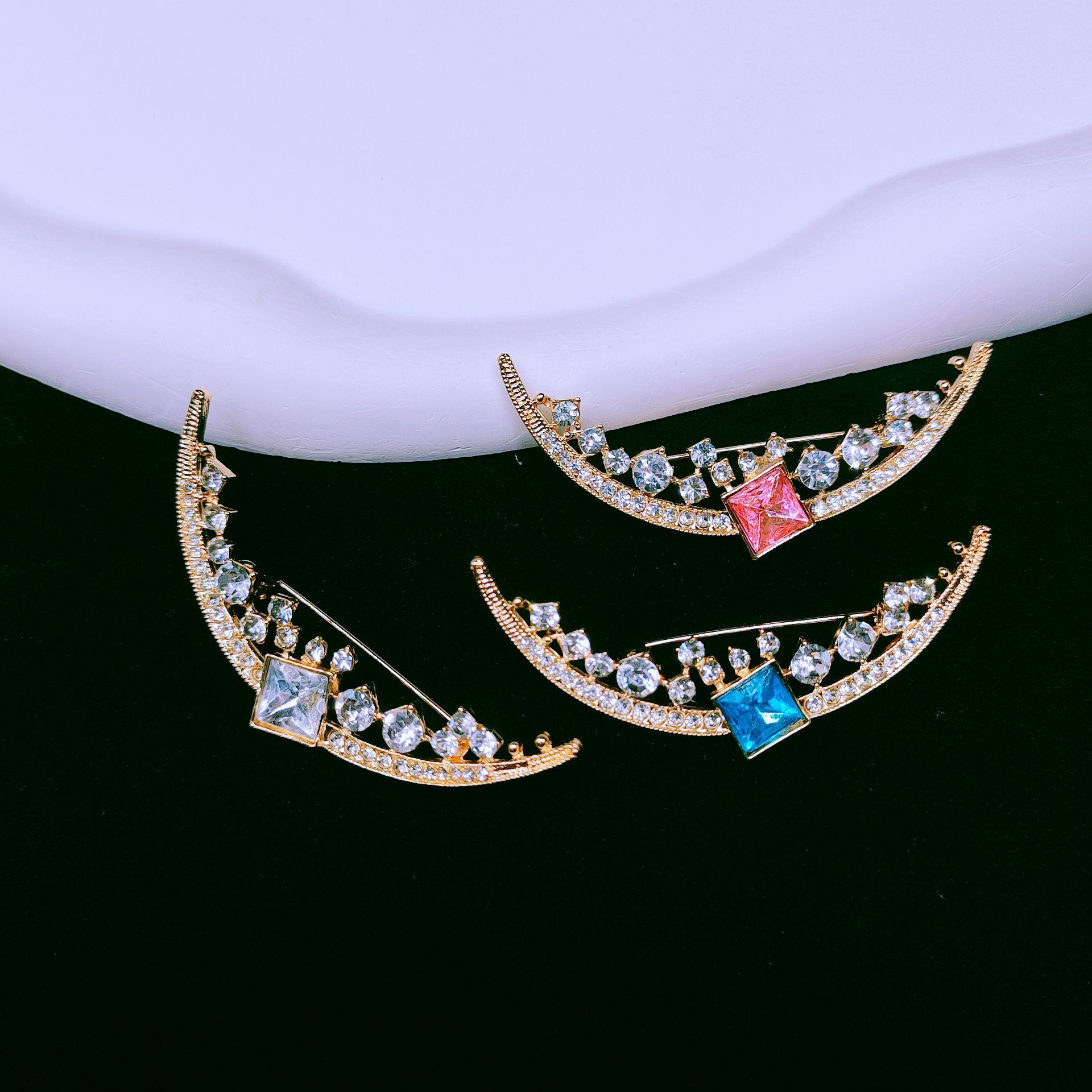Luxury elegant Moonlight gem moon brooch high-grade diamond-embedded corsage Sapphire elegant simple suit accessories