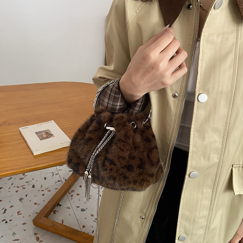 Bolsa de peluche portátil de moda transfronteriza para mujeres 2025 invierno nueva moda cadena bolso de hombro de alta calidad bolso de mochila