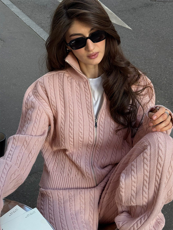 Bộ hai món nữ áo len cardigan cổ bẻ khóa kéo phối quần dài ống đứng, form rộng — Bộ hai mảnh áo len màu hồng, Bộ hai mảnh áo len màu sô cô la, Bộ hai mảnh áo len màu xanh ô liu, Bộ hai mảnh áo len màu xám