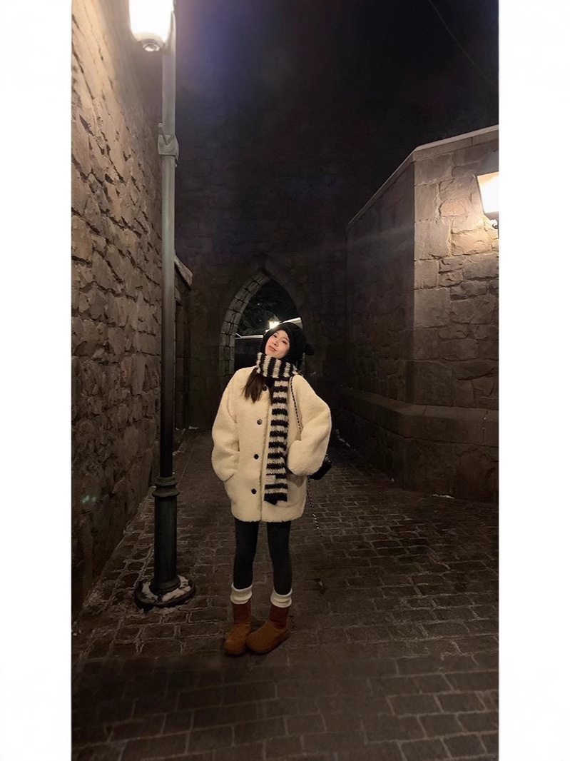 年齢を減らす子羊の毛は美しい上着と秋冬の子羊の絨毯と韓国系のファッションの気質の小さい香りの風の白いコートの女性に似合います。