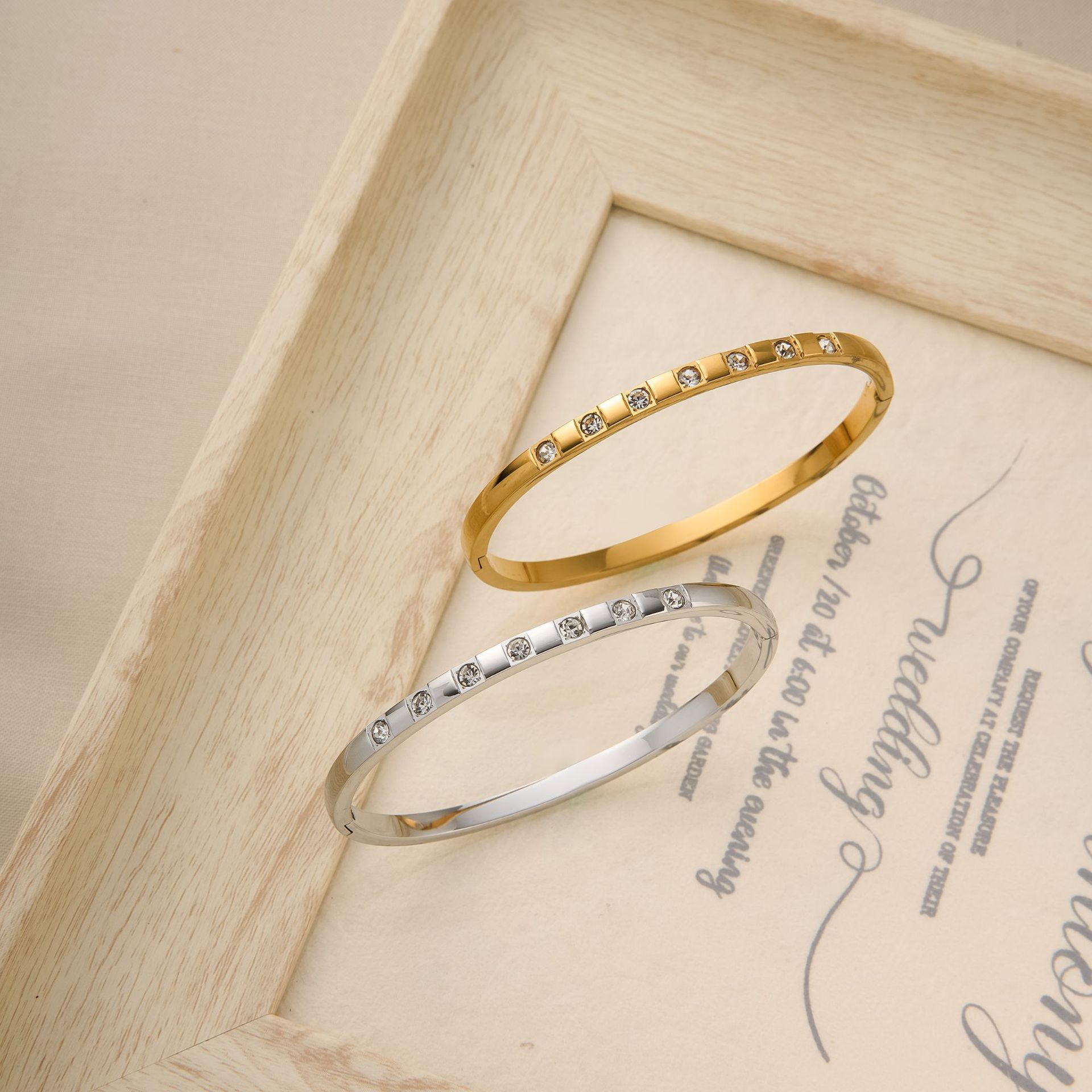 Pulsera de gypsophila transfronteriza europea y americana, pulsera de hebilla de acero de titanio de diamante brillante de oro de 18k, sentido avanzado, nicho al por mayor