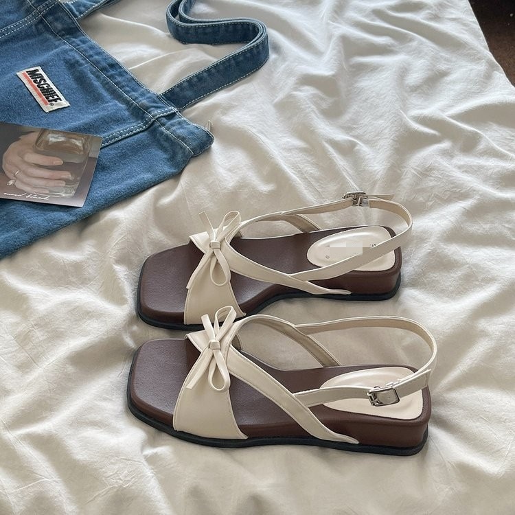 Fada francesa arco de pendiente sandalias de tacones para mujeres verano 2026 nuevo temperamento suave con falda de playa zapatos romanos