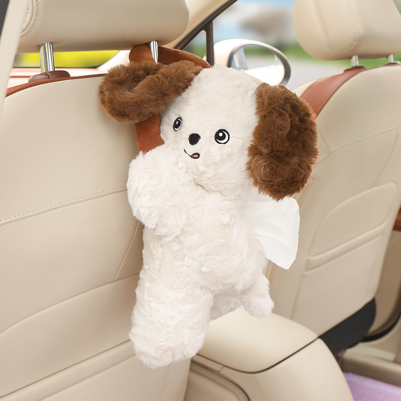 車のティッシュの箱のかわいい子犬のぬいぐるみがうつぶせになります。|undefined