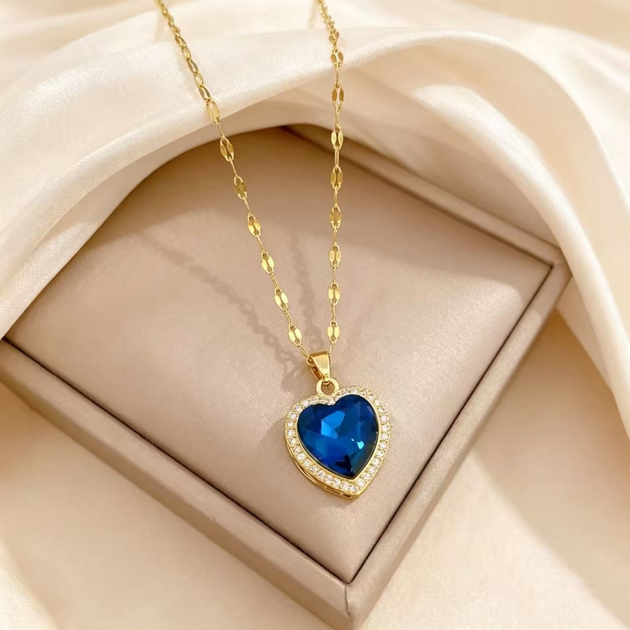 Titanium Steel Blue Diamond Heart-Shaped Clavicle Chain, Light Luxury Style Internet Celebrity Necklace, Versatile Full Diamond Jewelry
