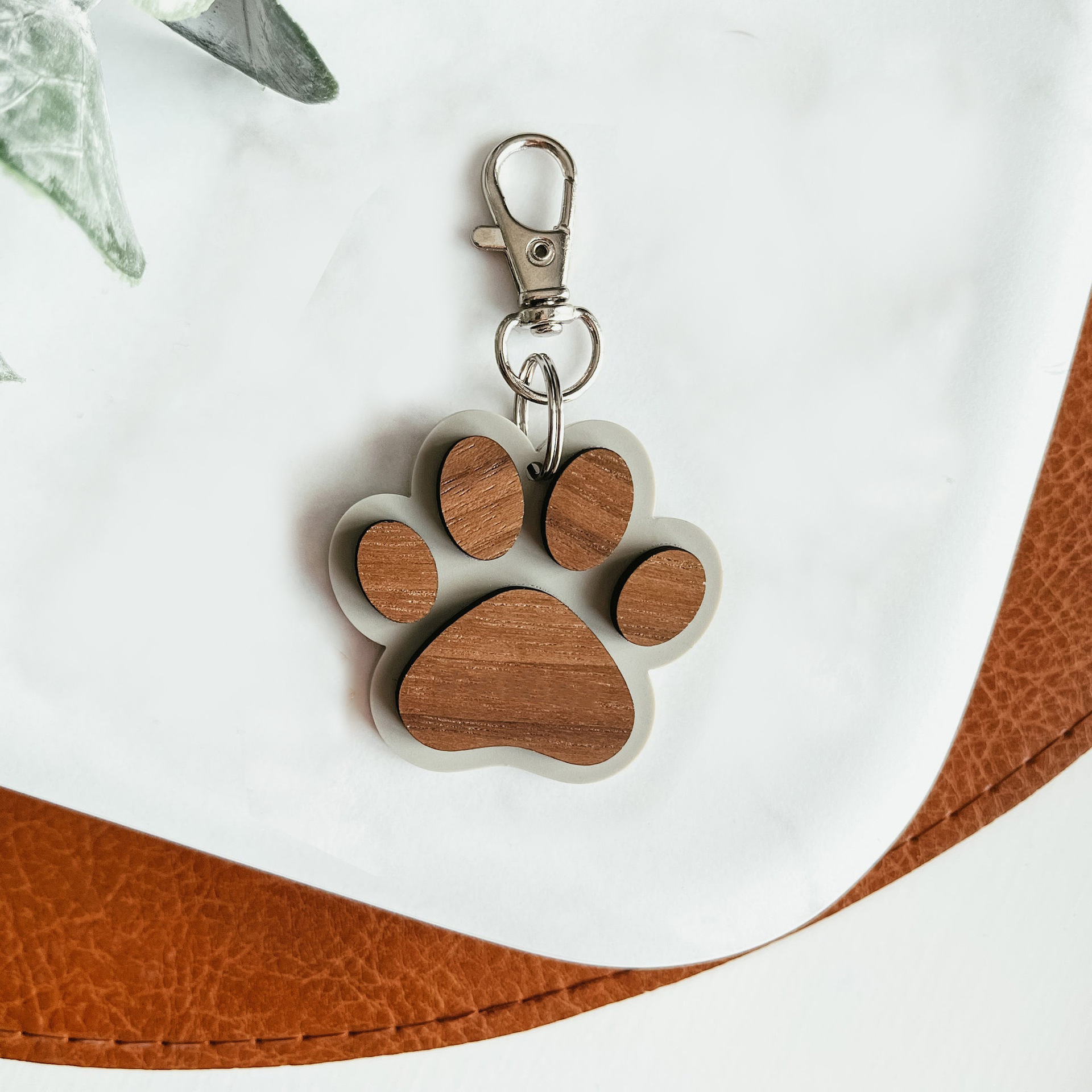 Nuevos productos transfronterizos Llaveros con huellas de madera Colgante de madera Accesorios de llavero creativos Características pequeños regalos personalizados