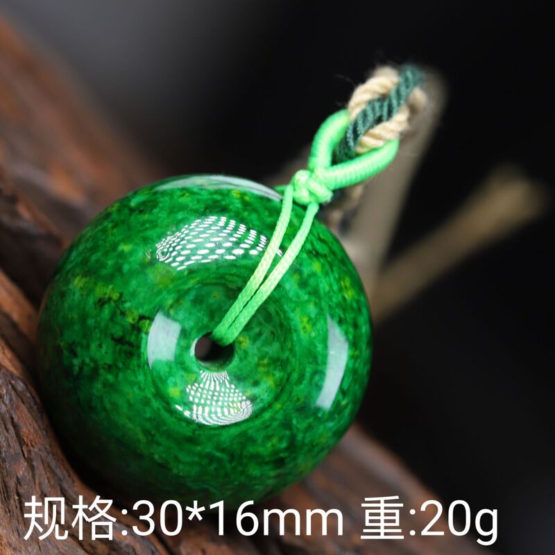 縮れた角をまねて頭をいっぱいにして無事にペンダントを掛けます。|undefined